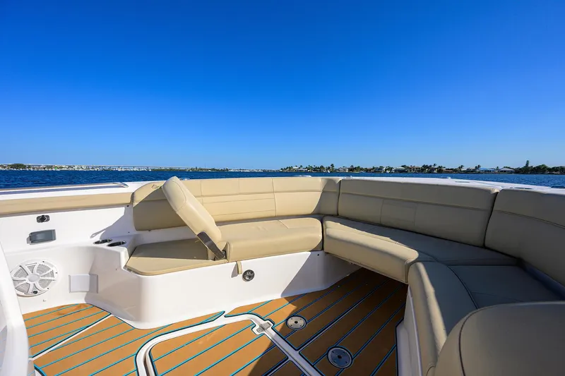 40 Pursuit 2017 Yacht Photos Pics Pursuit 40 2017 - Exterior Bow