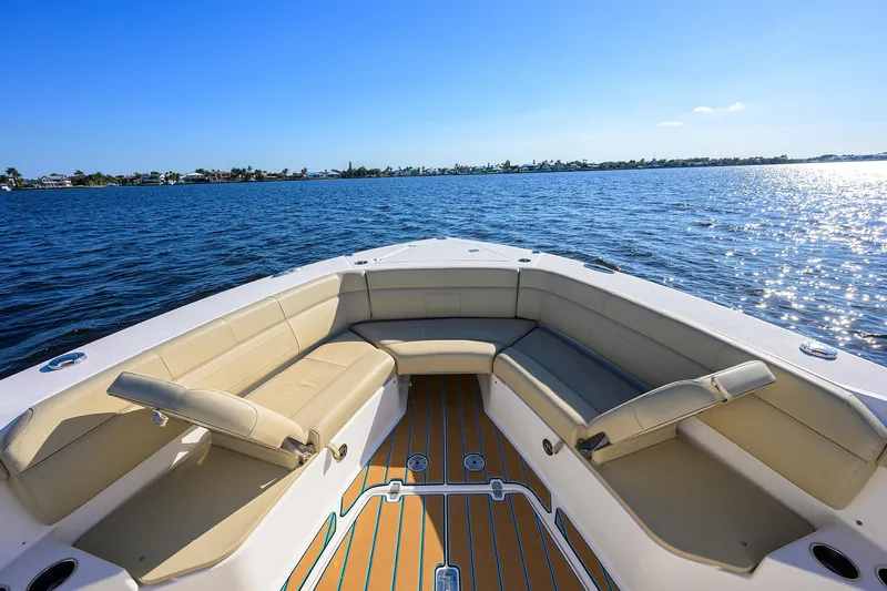 40 Pursuit 2017 Yacht Photos Pics Pursuit 40 2017 - Exterior Bow