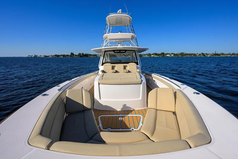 40 Pursuit 2017 Yacht Photos Pics Pursuit 40 2017 - Exterior Bow