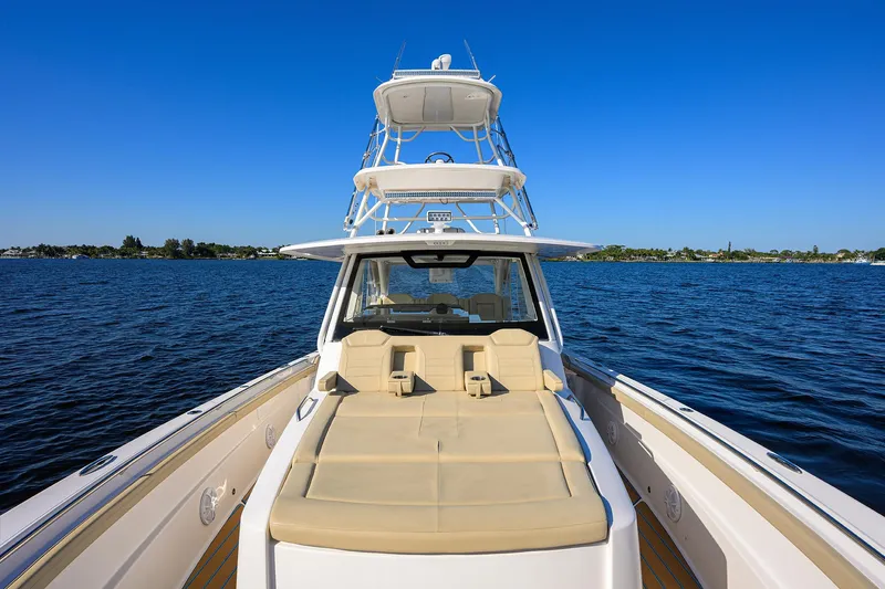 40 Pursuit 2017 Yacht Photos Pics Pursuit 40 2017 - Exterior Bow