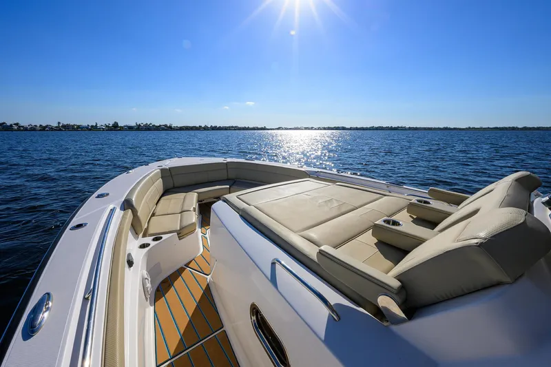 40 Pursuit 2017 Yacht Photos Pics Pursuit 40 2017 - Exterior Bow