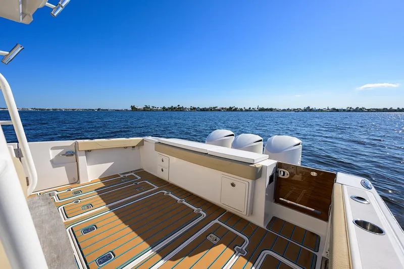 40 Pursuit 2017 Yacht Photos Pics Pursuit 40 2017 - Exterior Cockpit