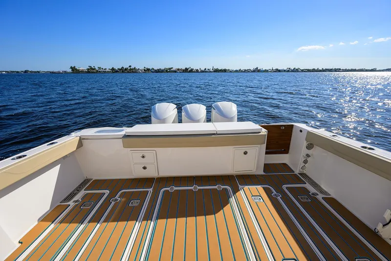 40 Pursuit 2017 Yacht Photos Pics Pursuit 40 2017 - Exterior Cockpit