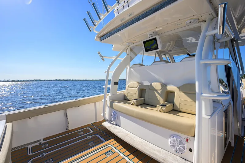 40 Pursuit 2017 Yacht Photos Pics Pursuit 40 2017 - Exterior Cockpit