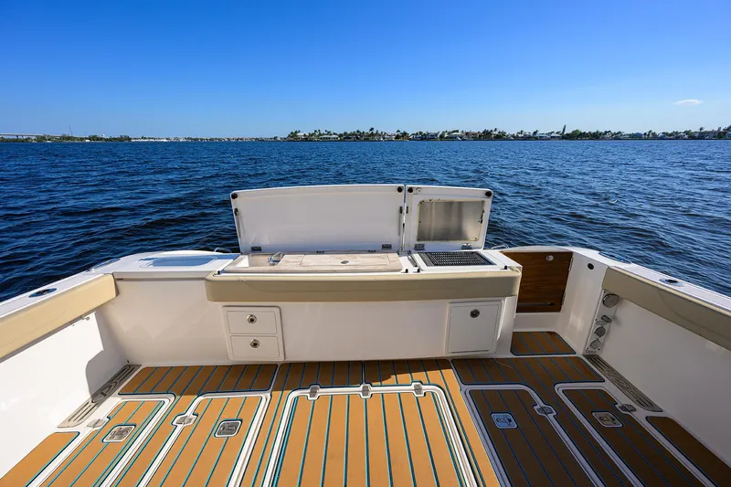 40 Pursuit 2017 Yacht Photos Pics Pursuit 40 2017 - Exterior Cockpit