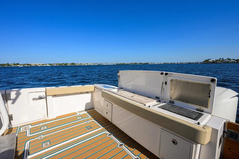 40 Pursuit 2017 Yacht Photos Pics Pursuit 40 2017 - Exterior Cockpit