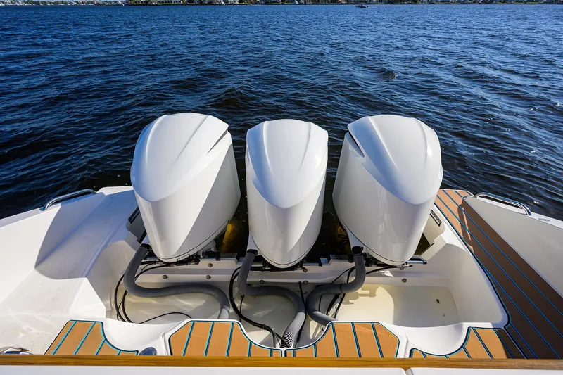 40 Pursuit 2017 Yacht Photos Pics Pursuit 40 2017 - Exterior Engines