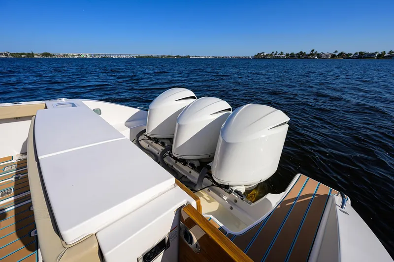 40 Pursuit 2017 Yacht Photos Pics Pursuit 40 2017 - Exterior Engines