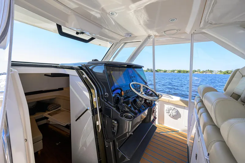 40 Pursuit 2017 Yacht Photos Pics Pursuit 40 2017 - Exterior Engines