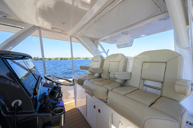 40 Pursuit 2017 Yacht Photos Pics Pursuit 40 2017 - Exterior Helm