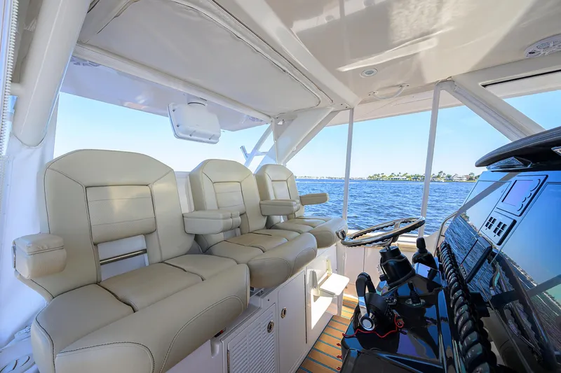 40 Pursuit 2017 Yacht Photos Pics Pursuit 40 2017 - Exterior Helm