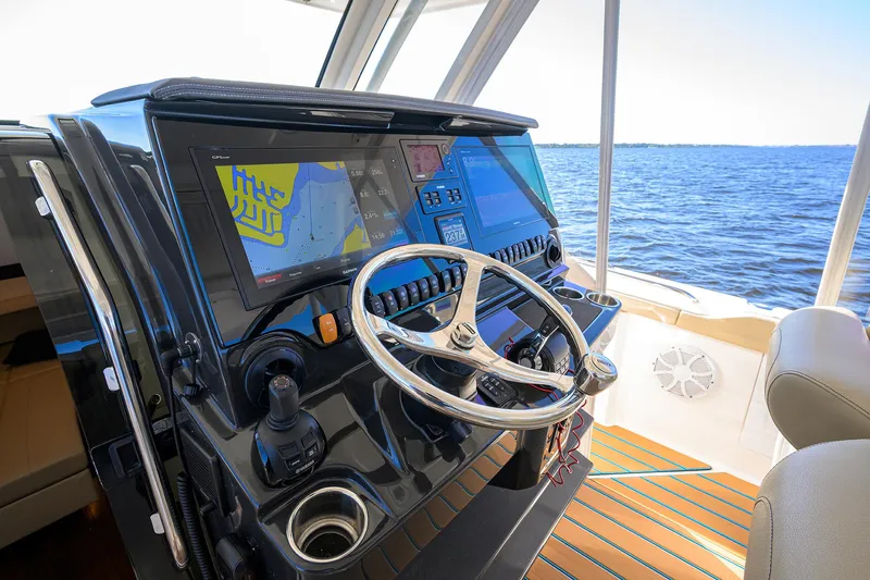 40 Pursuit 2017 Yacht Photos Pics Pursuit 40 2017 - Exterior Helm