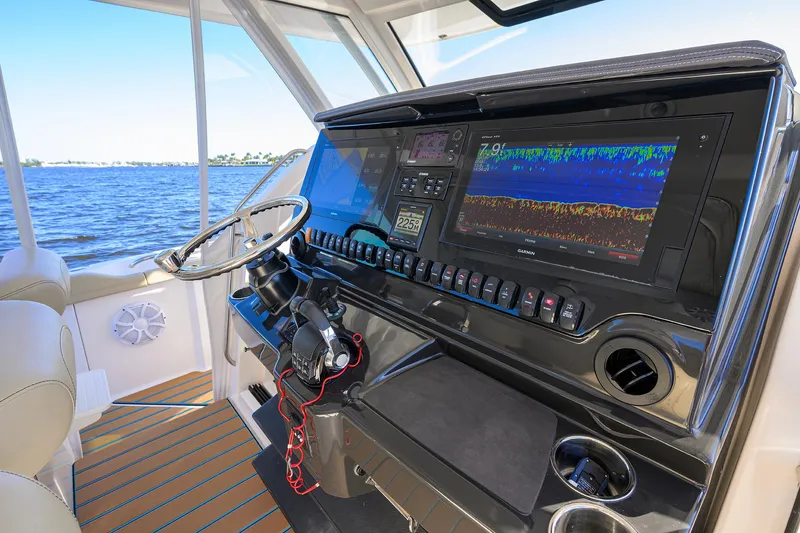 40 Pursuit 2017 Yacht Photos Pics Pursuit 40 2017 - Exterior Helm