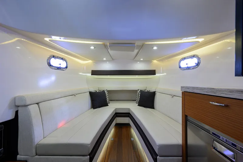 40 Pursuit 2017 Yacht Photos Pics Pursuit 40 2017 - Interior Cabin