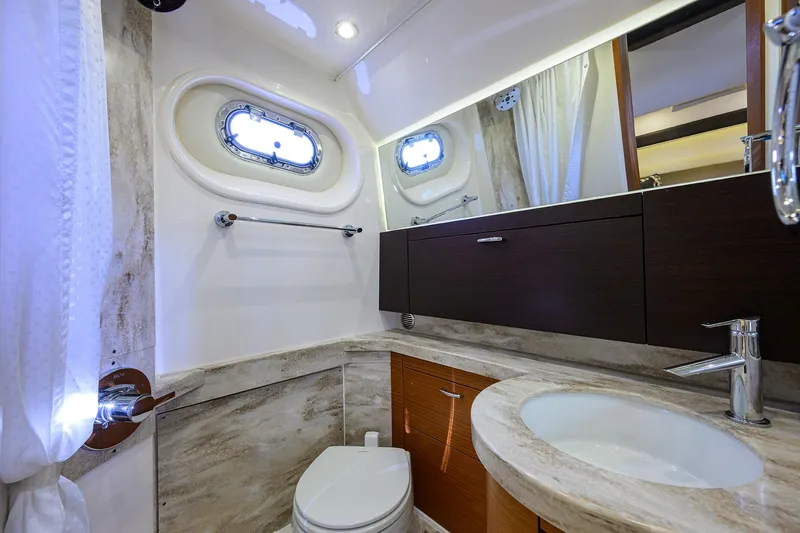 40 Pursuit 2017 Yacht Photos Pics Pursuit 40 2017 - Interior Cabin