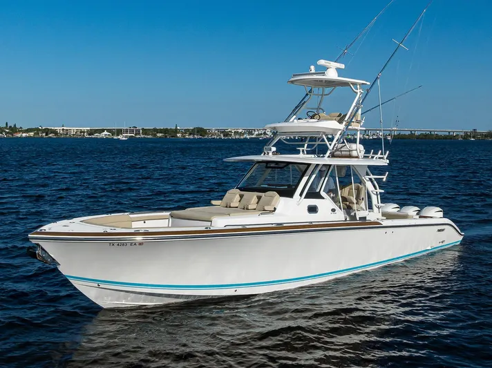 40 Pursuit 2017 Yacht Photos Pics Pursuit 40 2017 - Exterior Profile