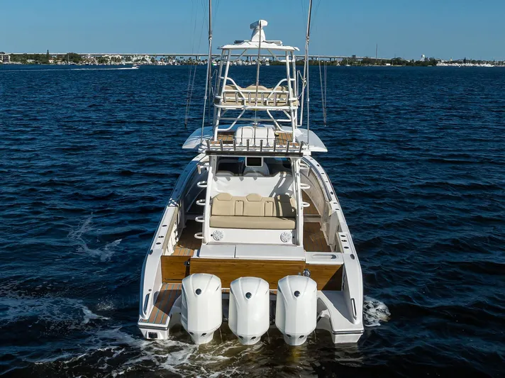 40 Pursuit 2017 Yacht Photos Pics Pursuit 40 2017 - Exterior Profile