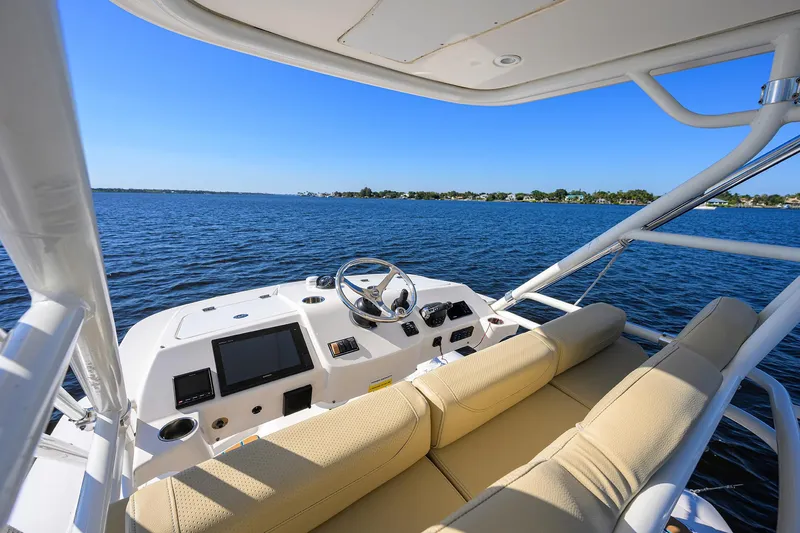 40 Pursuit 2017 Yacht Photos Pics Pursuit 40 2017 - Exterior Tower