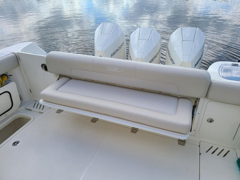 2022 Boston Whaler 345 Conquest