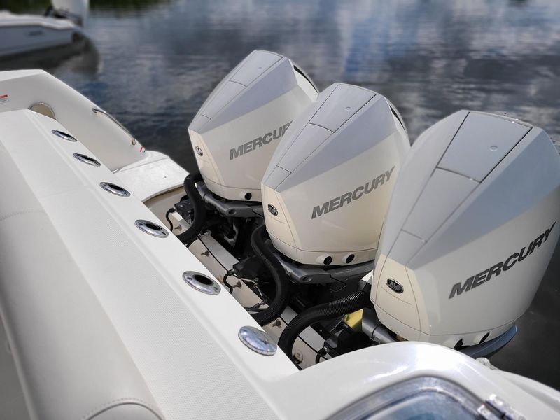 2022 Boston Whaler 345 Conquest