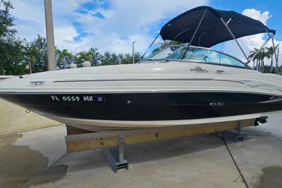 Sea Ray 220 Sundeck