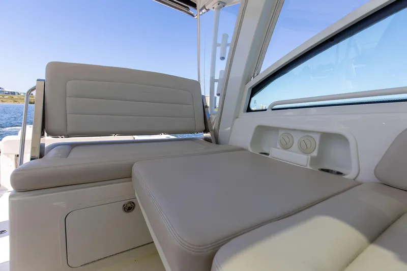 No Name Yacht Photos Pics 2019 Boston Whaler 345 Conquest Bridge