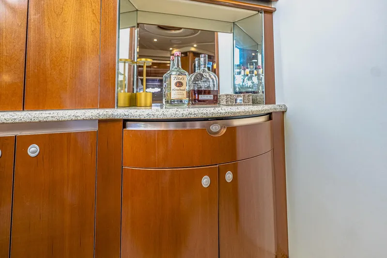 Nauti Lis Yacht Photos Pics Luxurious wooden bar area on 2005 Sea Ray 500 Sundancer yacht with mirrored backsplash.
