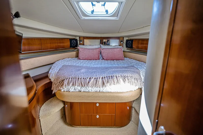 Nauti Lis Yacht Photos Pics Luxurious cabin interior of 2005 Sea Ray 500 Sundancer yacht with cozy bedding.