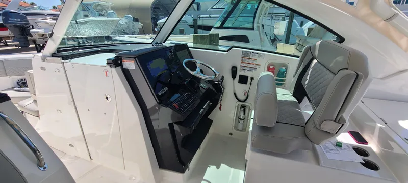  Yacht Photos Pics 2023 PURSUIT 326 DC - Image 15