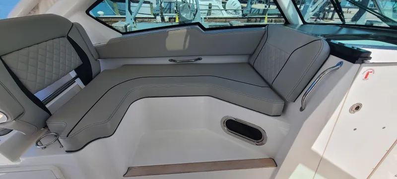  Yacht Photos Pics 2023 PURSUIT 326 DC - Image 25