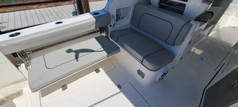  Yacht Photos Pics 2023 PURSUIT 326 DC - Image 23