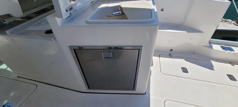  Yacht Photos Pics 2023 PURSUIT 326 DC - Image 28