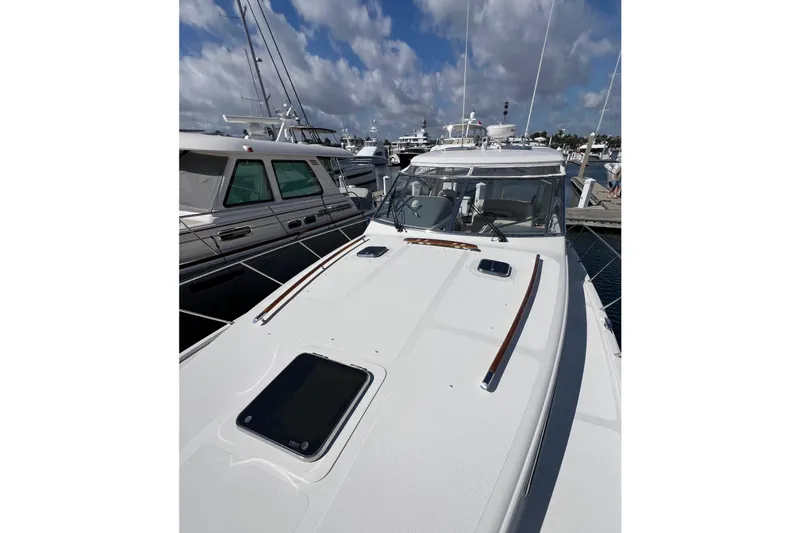 Split Decision Yacht Photos Pics 2007 Chris-Craft Roamer 40 yacht docked at marina under cloudy sky.
