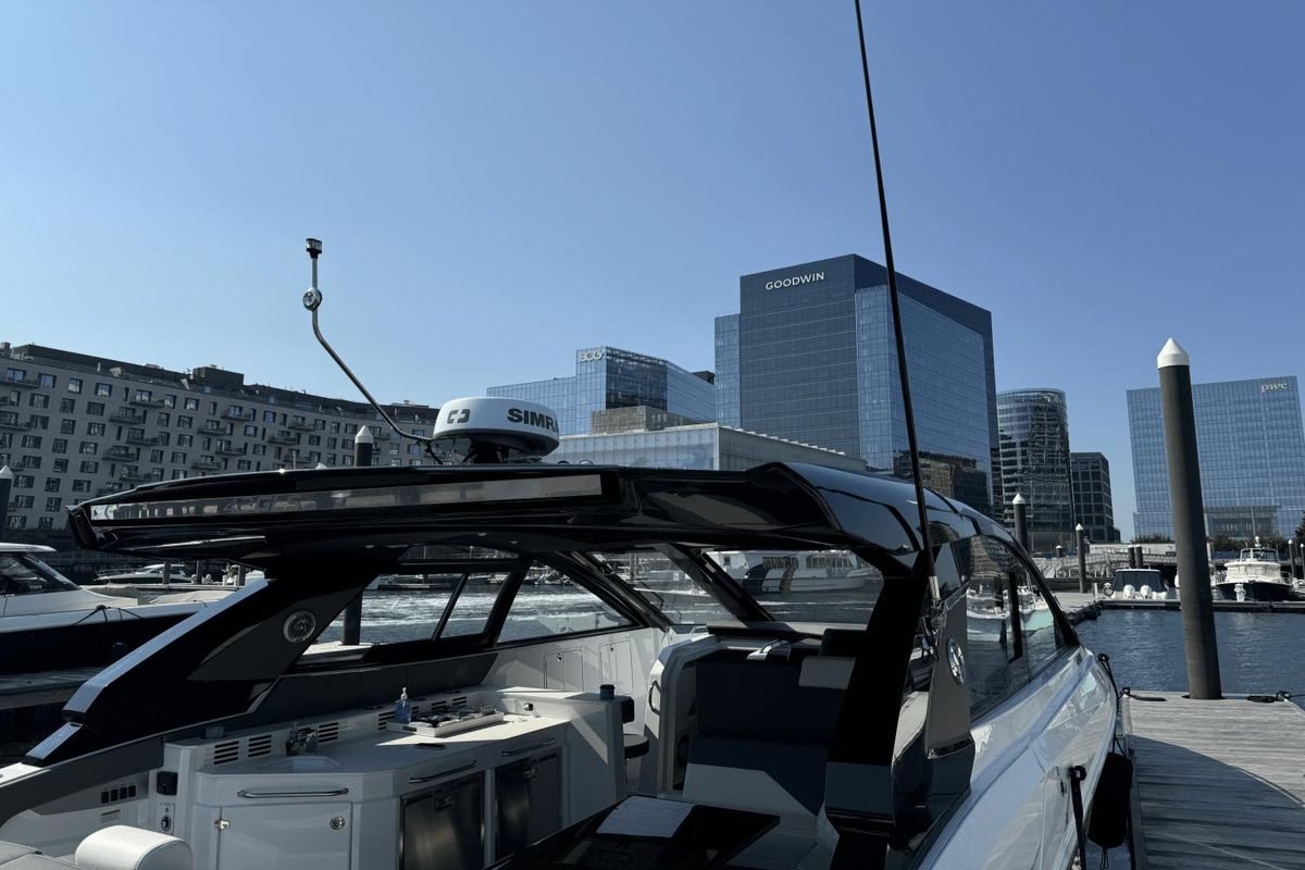2023 Cruisers Yachts 42 