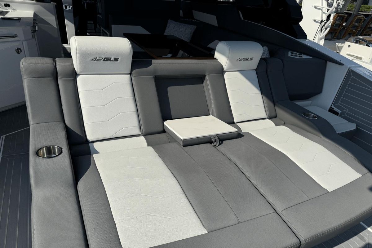 2023 Cruisers Yachts 42 