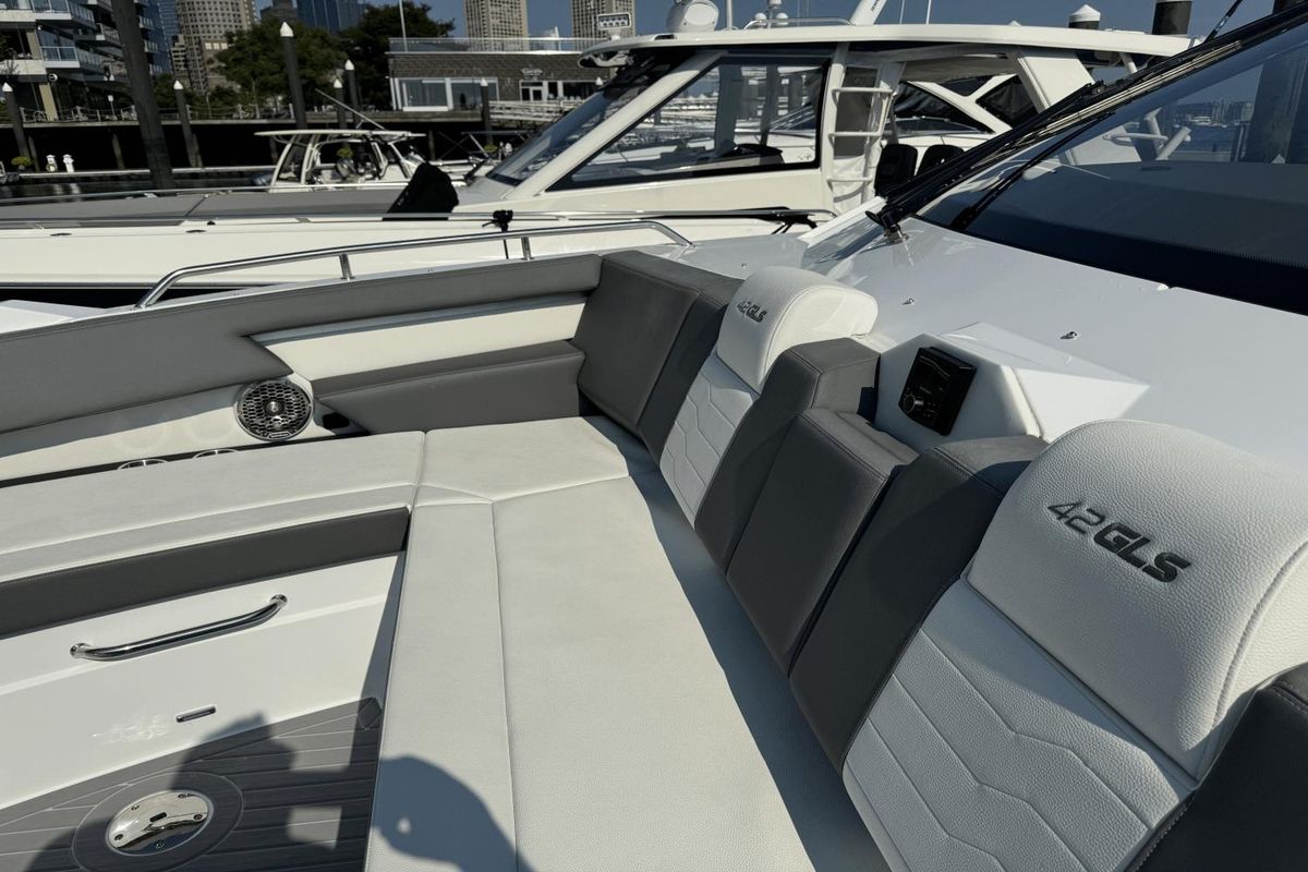 2023 Cruisers Yachts 42 
