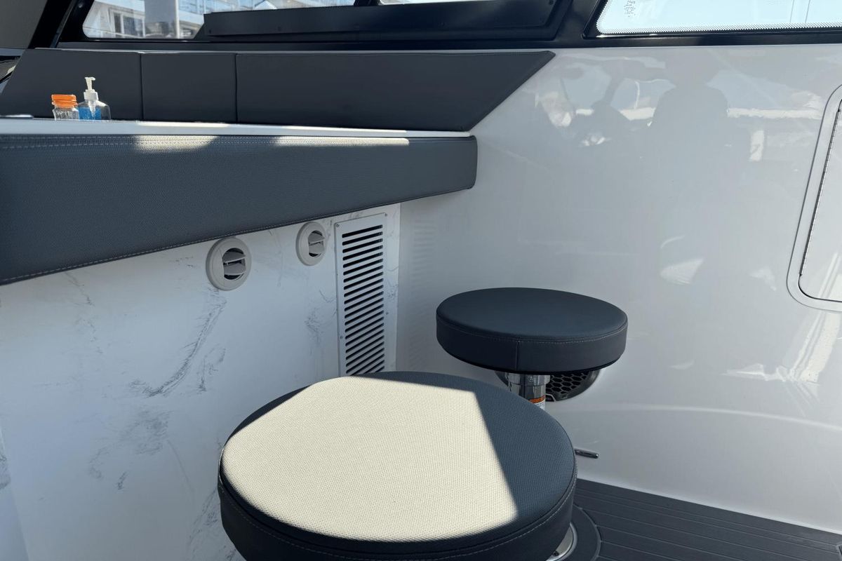 2023 Cruisers Yachts 42 