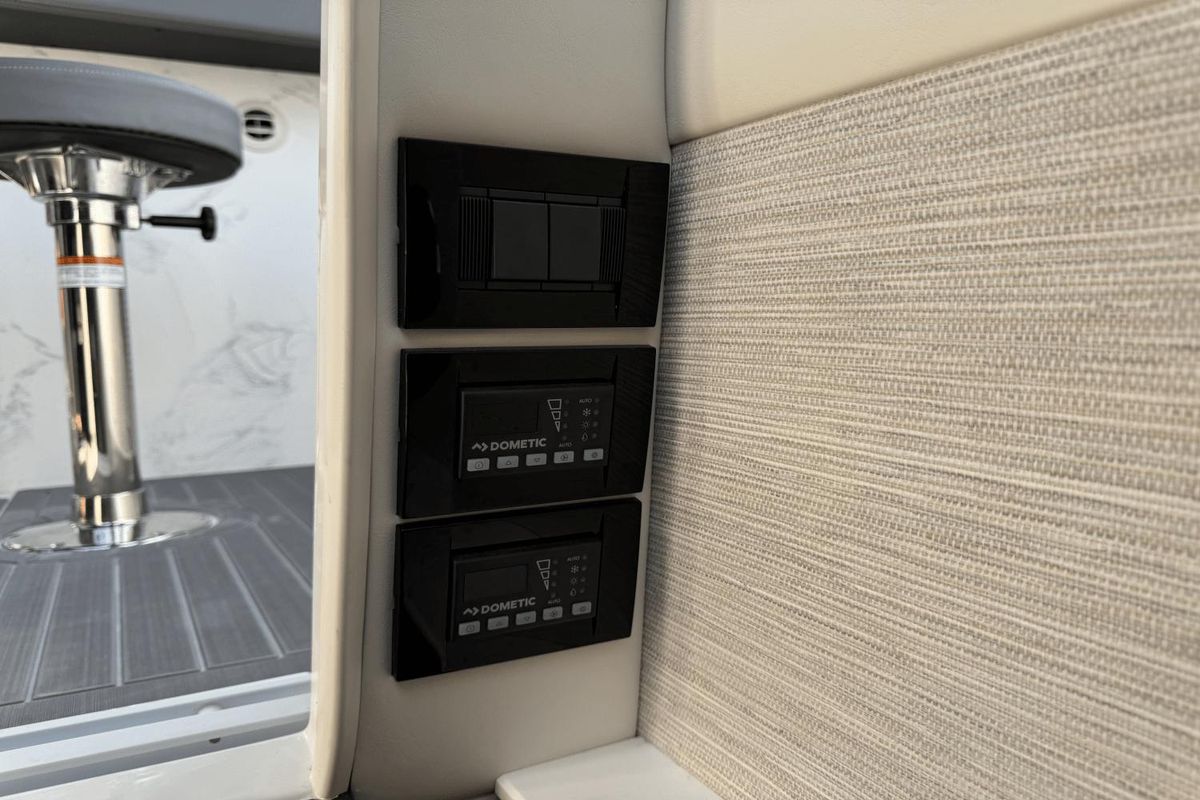2023 Cruisers Yachts 42 