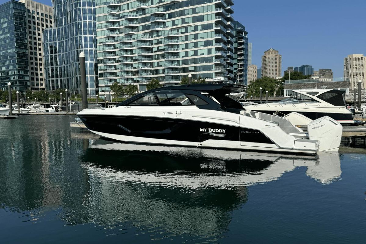 2023 Cruisers Yachts 42 