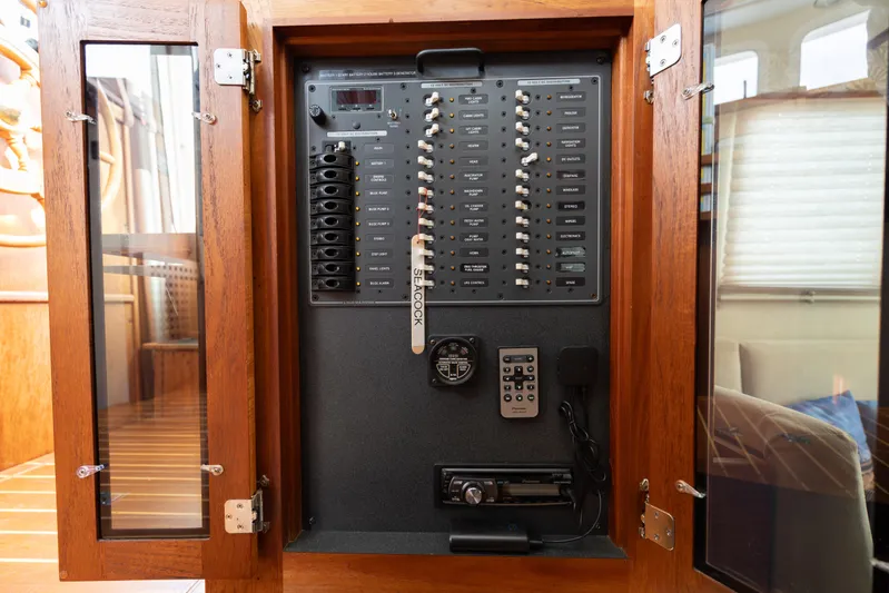 Fiddlesqueak Yacht Photos Pics 