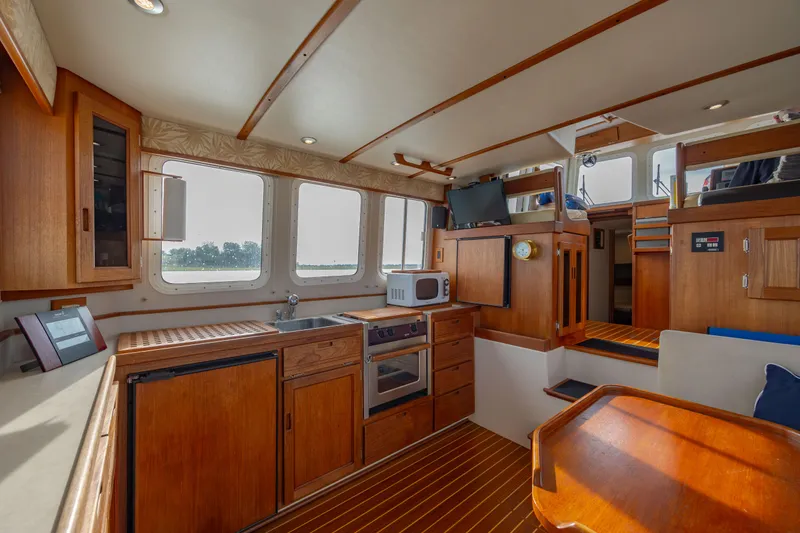 Fiddlesqueak Yacht Photos Pics 