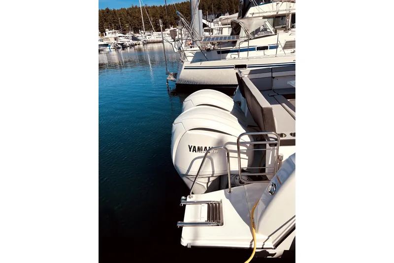 "halo" Yacht Photos Pics 2024 Jeanneau 8.95 boat with Yamaha engines docked in a marina.