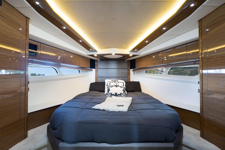2018-45-cruisers-yachts-45-cantius