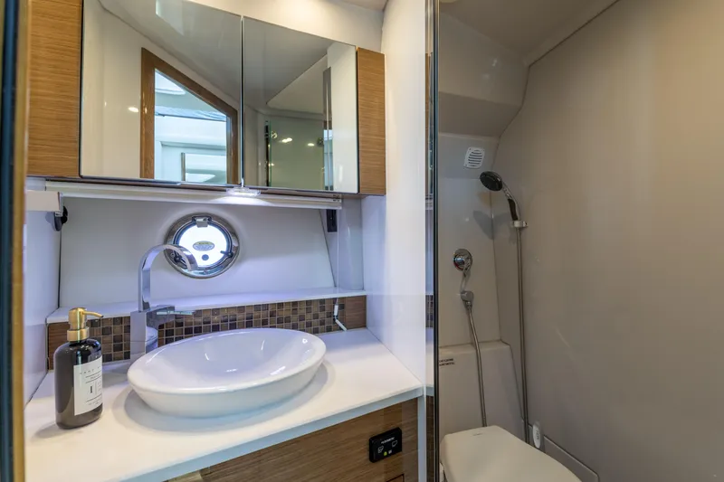 Insieme Yacht Photos Pics Cruisers 45 - Head