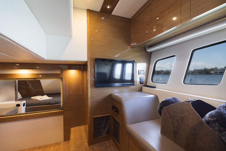 2018-45-cruisers-yachts-45-cantius