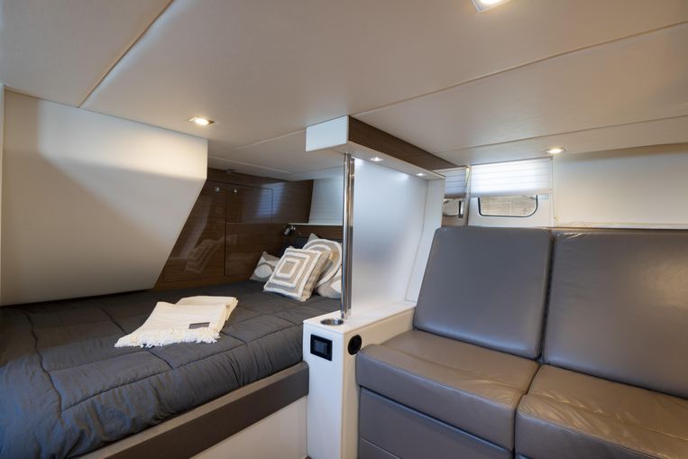 2018-45-cruisers-yachts-45-cantius
