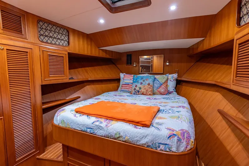 Mountain Mermaid Yacht Photos Pics Luxurious 2004 Offshore Yachts 54 Pilothouse cabin with cozy bed and wooden interior.