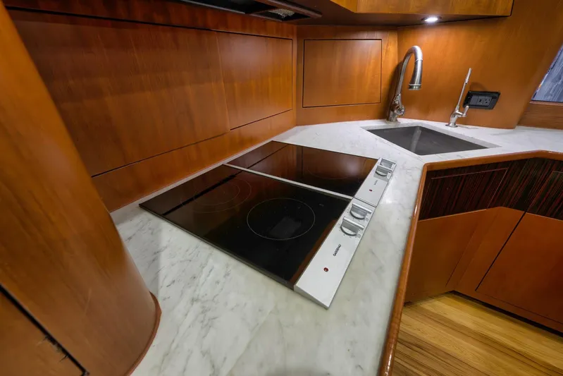 Raise Em Up Yacht Photos Pics Luxurious 2007 Sunny Briggs Custom Carolina Sportfish kitchen with modern stovetop and sink.
