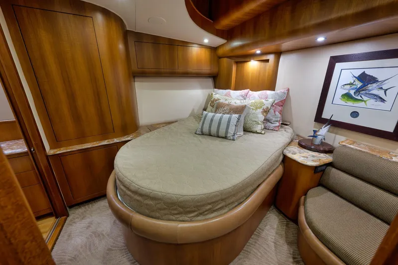 Raise Em Up Yacht Photos Pics Luxurious cabin interior of 2007 Sunny Briggs Custom Carolina Sportfish yacht.