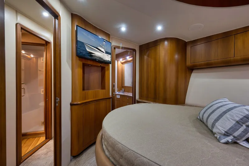 Raise Em Up Yacht Photos Pics Luxurious cabin interior of 2007 Sunny Briggs Custom Carolina Sportfish yacht.